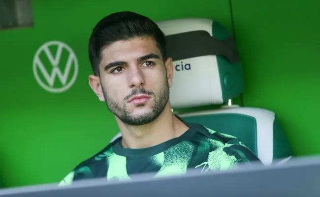 Konstantinos Koulierakis, de camisa verde, do Wolfsburg, alvo do Liverpool (Photo by Selim Sudheimer/Getty Images)