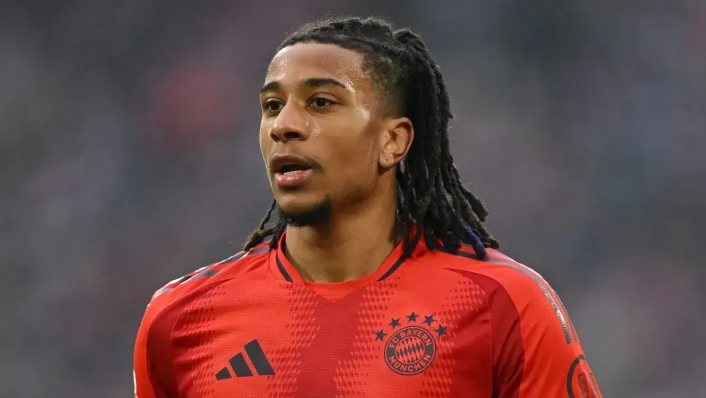 Michael Olise, do FC Bayern München, observa durante a partida da Bundesliga entre FC Bayern München e VfL Wolfsburg na Allianz Arena em 18 de janeiro de 2025, em Munique, Alemanha. (Foto de Sebastian Widmann/Getty Images)