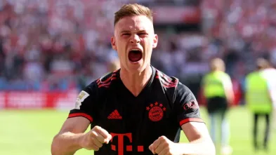 Kimmich, em campo, com a camisa preta do Bayern de Munique. (Photo by Alexander Hassenstein/Getty Images)