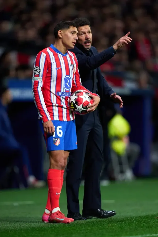 Diego Pablo Simeone, treinador do Atletico de Madrid,  conversa com Nahuel Molina em campo durante uma partida. Ele não hesitaria se o clube tivesse que se desfazer do atleta, mas caso realmente contrate um lateral-direito, segundo informações do portal Fichajes (Photo by Angel Martinez/Getty Images)