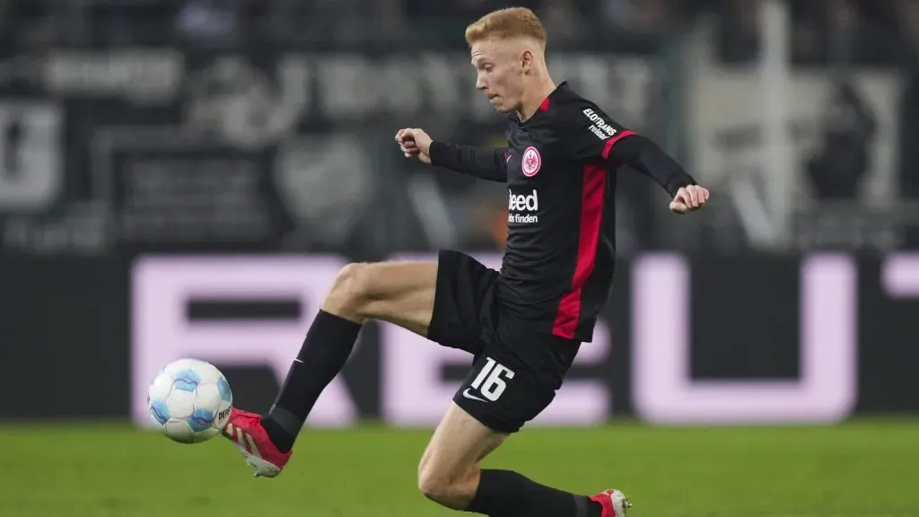 Hugo Larsson em jogo do Eintracht Frankfurt. Foto: Pau Barrena/Getty Images