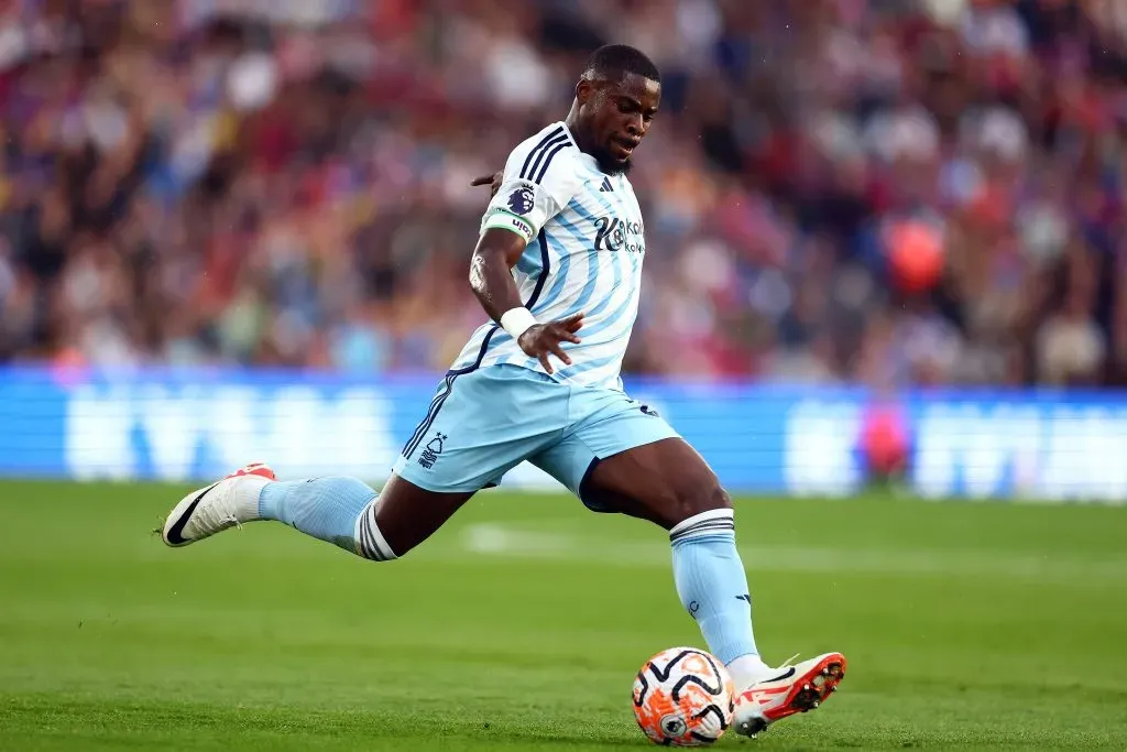 Serge Aurier nos tempos de Nottingham Forest durante partida válida pela Premier League. (Photo by Bryn Lennon/Getty Images)