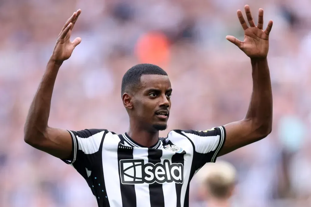 Alexander Isak, atacante de 25 anos do Newcastle United, é um grande alvo do Barcelona e outros grandes clubes. Ele é avaliado pelo clube inglês em um valor exorbitante, cerca de 150 milhões de libras (Photo by George Wood/Getty Images)