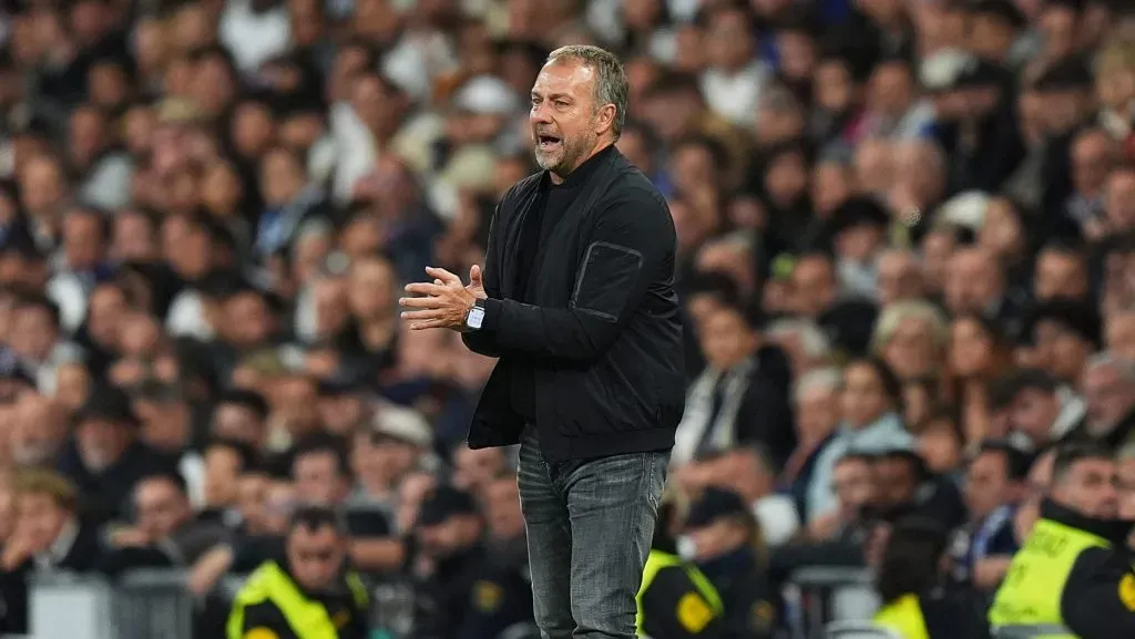 Hansi Flick incentivando os jogadore do Barcelona (Angel Martinez/Getty Images)