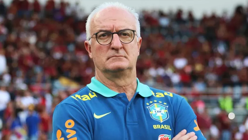 Dorival Júnior, de camisa azul, pela Seleção Brasileira (Photo by Edilzon Gamez/Getty Images)