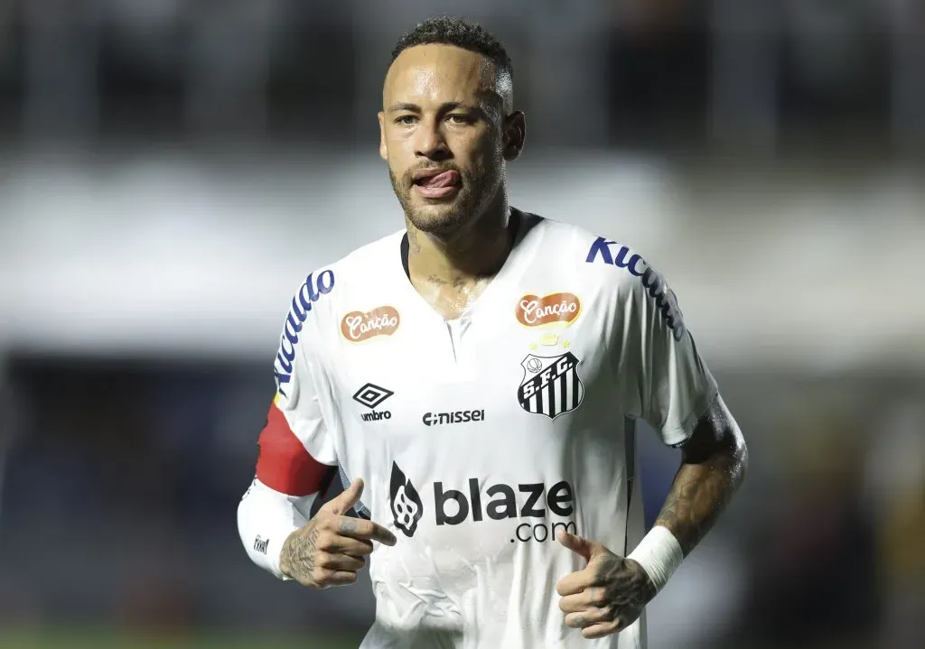 Neymar com a camisa do Santos