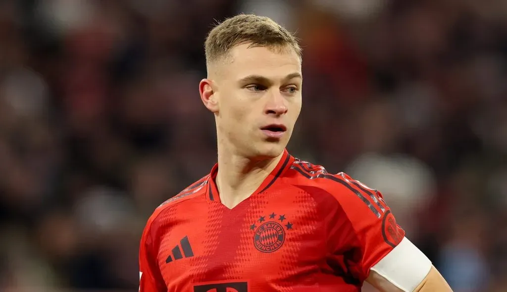 Kimmich, alvo do PSG, em campo, com a camisa vermelha do Bayern de Munique (Photo by Alexander Hassenstein/Getty Images)