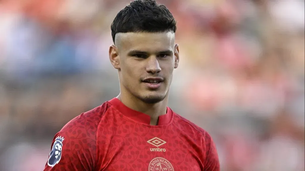 Milos Kerkez de camisa vermelha em campo com emblema do Bournemouth. (Photo by Orlando Ramirez/Getty Images)