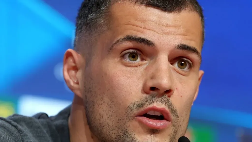 Granit Xhaka, do Leverkusen, fala com a mídia durante uma coletiva de imprensa antes da partida de ida das oitavas de final da UEFA Champions League 2024/25, na Allianz Arena, em 4 de março de 2025, em Munique, Alemanha. (Foto de Alexander Hassenstein/Getty Images)