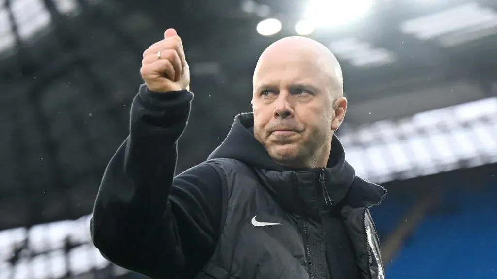 Arne Slot, treinador do Liverpool, em campo, de jaqueta preta. (Photo by Shaun Botterill/Getty Images)
