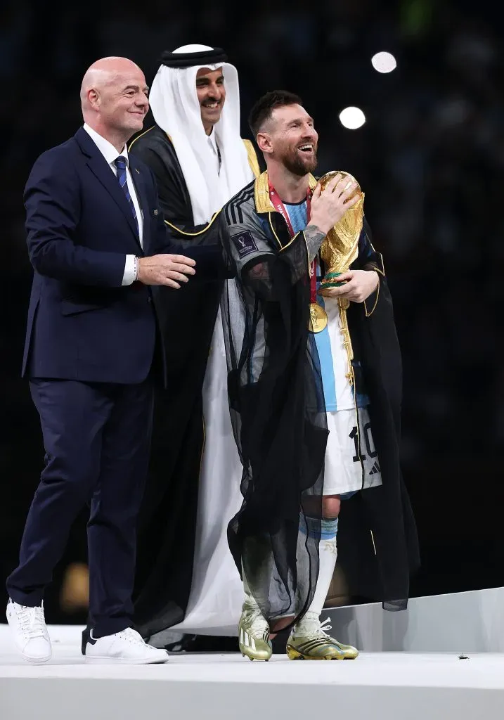 Presidente da Fifa entrega troféu da Copa do Mundo para Messi. Foto: Julian Finney/Getty Images