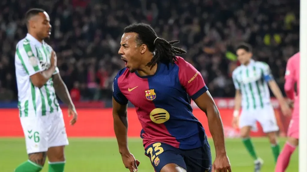 Jules Koundé celebrando um gol pelo Barcelona (David Ramos/Getty Images)