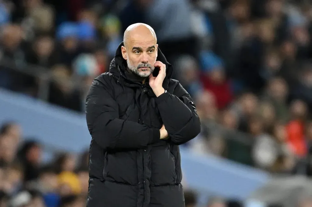 Guardiola de casaco preto