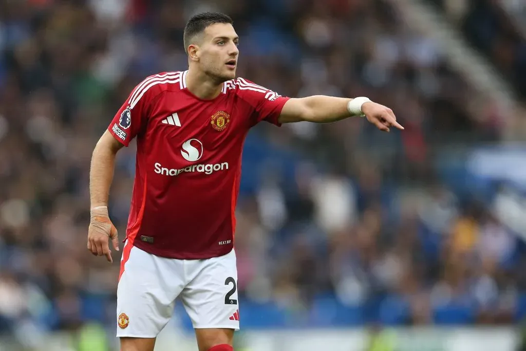 Diogo Dalot em campo pelo United (Photo by Steve Bardens/Getty Images)