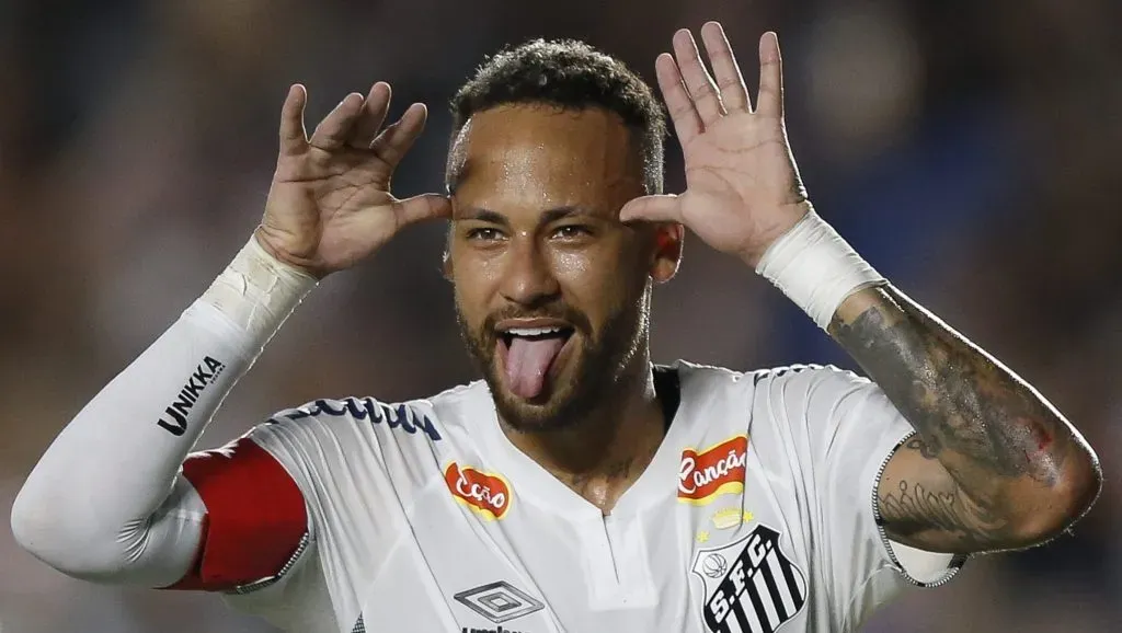 Neymar, em campo, com a camisa branca com escudo do Santos. . (Photo by Miguel Schincariol/Getty Images)