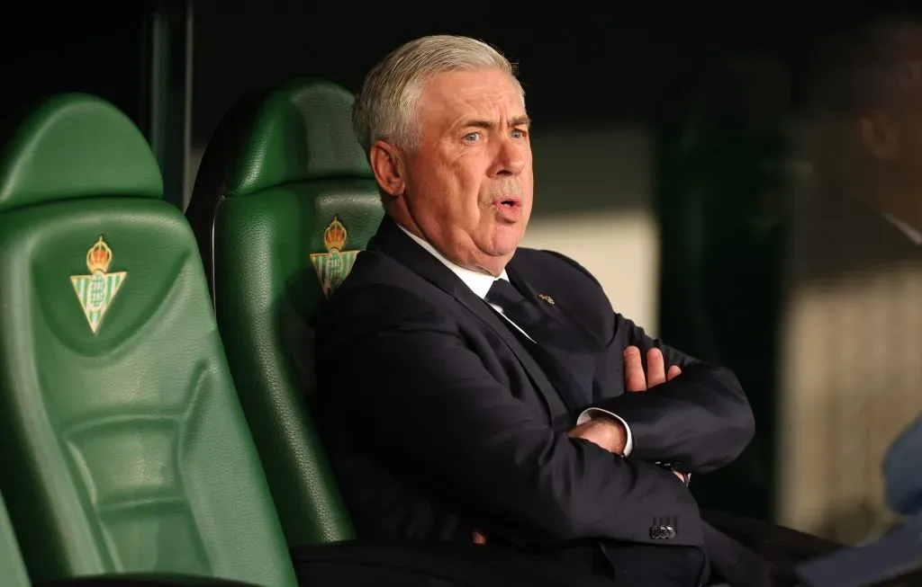 Ancelotti de terno e gravata