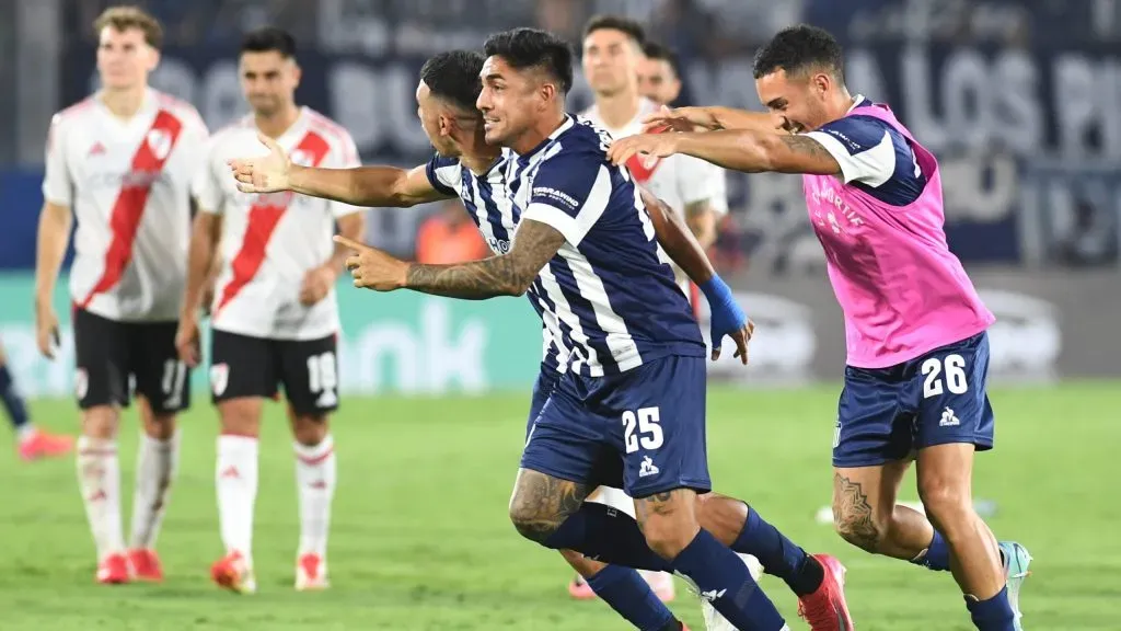 Jogadores do Talleres comemorando título em cima do River Plate. Foto: Christian Alvarenga/Getty Images