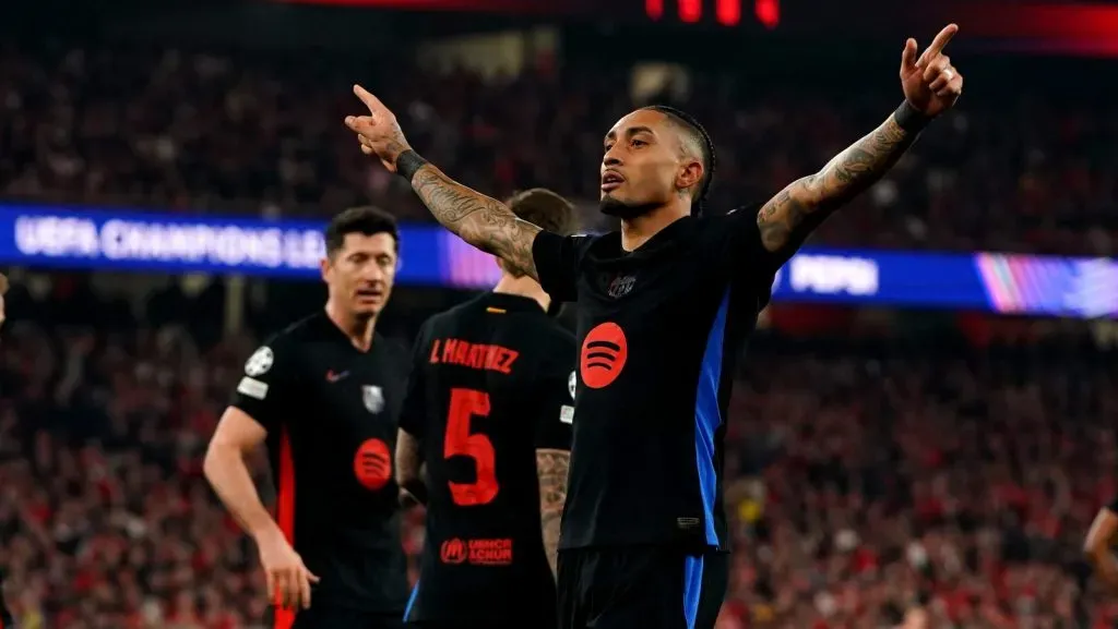 Raphinha, do FC Barcelona, comemora ao marcar o primeiro gol de sua equipe durante a partida de ida das oitavas de final da UEFA Champions League 2024/25 entre SL Benfica e FC Barcelona, no Estádio da Luz, em 5 de março de 2025, em Lisboa, Portugal. (Foto por Gualter Fatia/Getty Images)