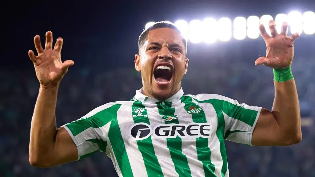 Vitor Roque, com as mãos levantadas, em campo, de camisa verde e branca, do Betis, mas é novo reforço do Palmeiras. (Photo by Fran Santiago/Getty Images)