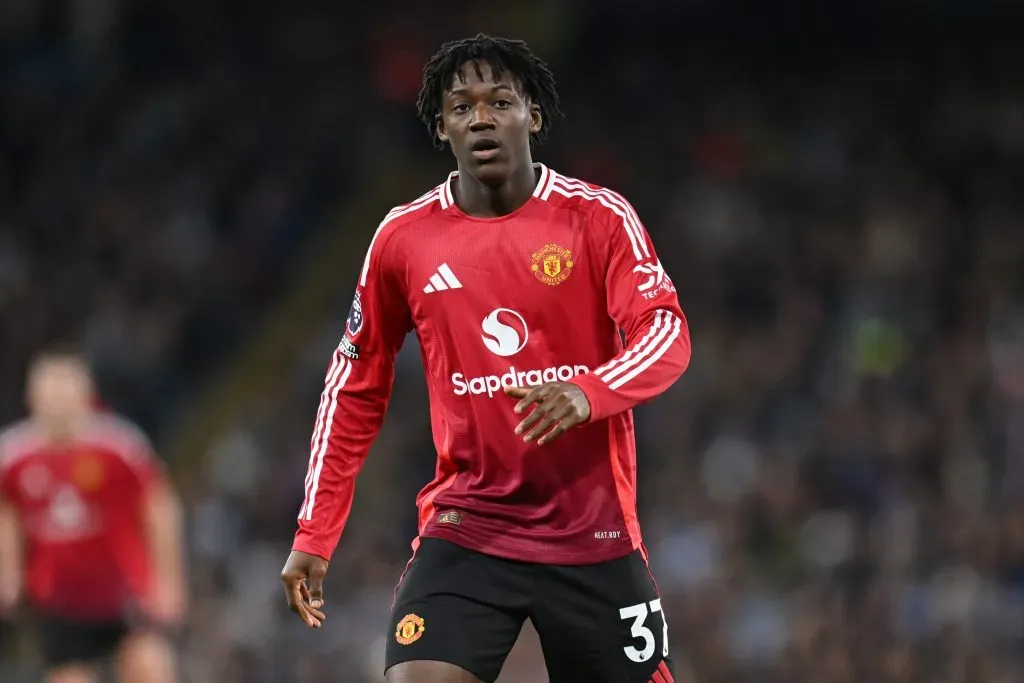 Kobbie Mainoo em campo pelo Manchester United (Photo by Michael Regan/Getty Images)