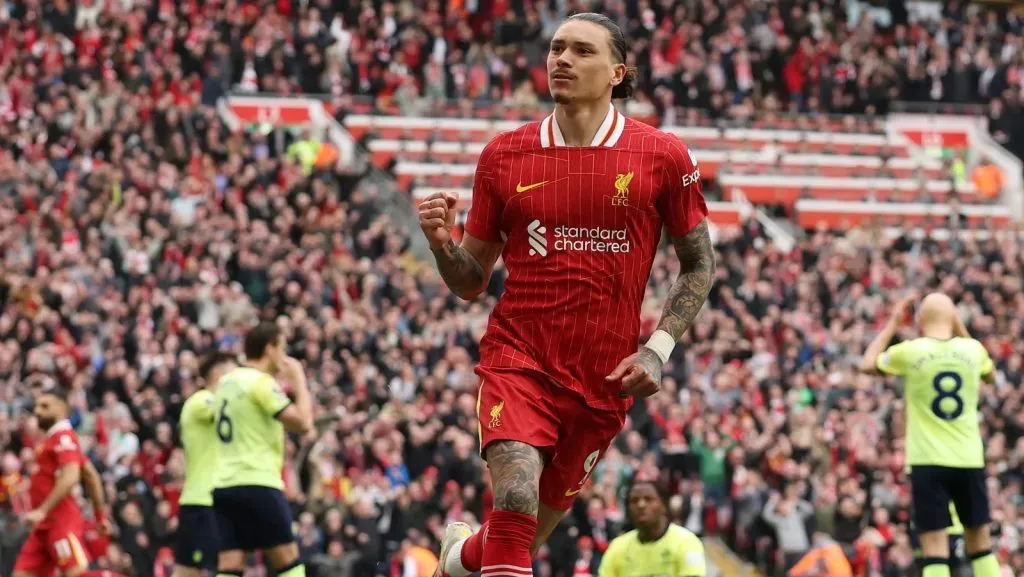 Darwin Nunez, do Liverpool, comemora ao marcar o primeiro gol de sua equipe durante a partida da Premier League entre Liverpool FC e Southampton FC, em Anfield, no dia 8 de março de 2025, em Liverpool, Inglaterra. (Foto de Carl Recine/Getty Images)