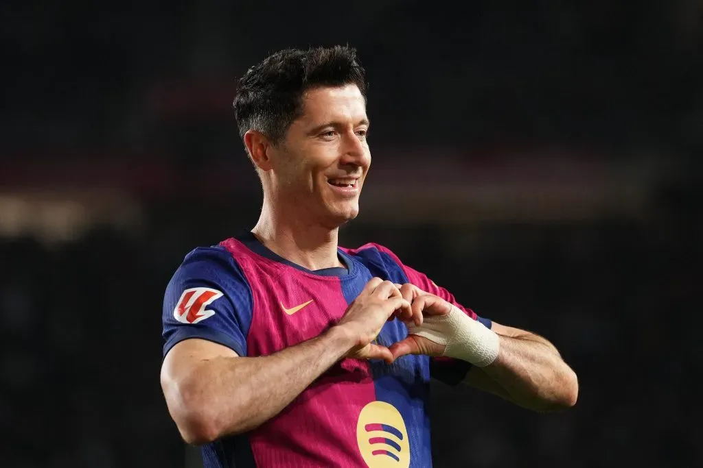 Robert Lewandowski em campo pelo Barcelona (Alex Caparros/Getty Images)