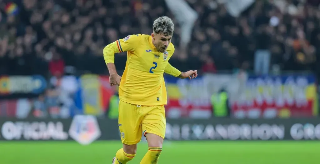 Andrei Ratiu em campo pela Romênia (Vasile Mihai-Antonio/Getty Images)