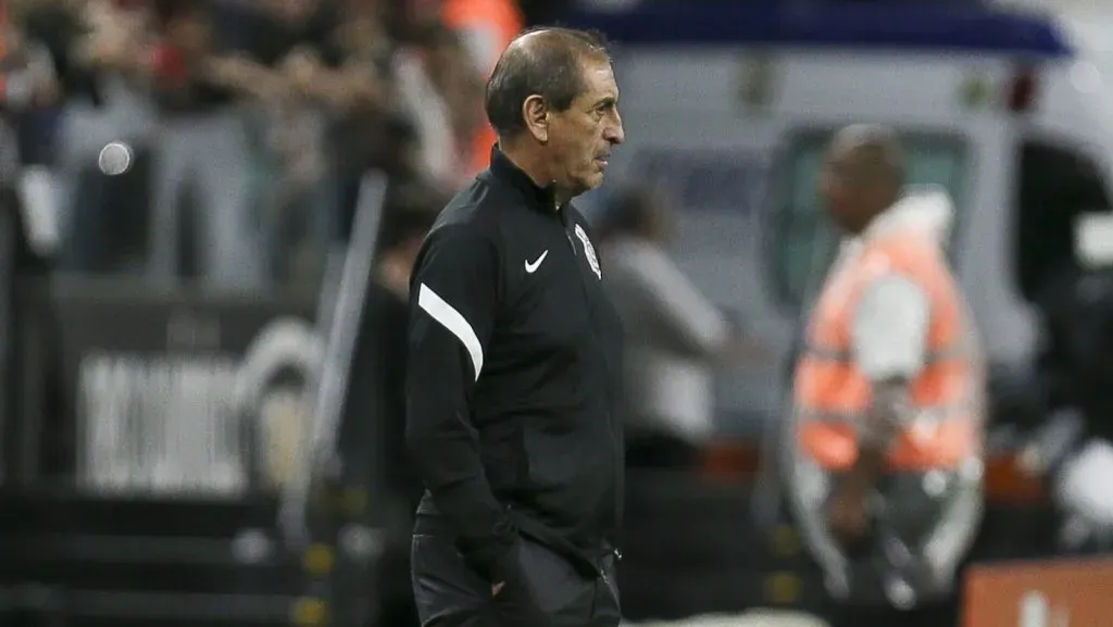 Ramon Díaz, treinador do Corinthians, observa durante a partida do Campeonato Brasileiro 2024 entre Corinthians e Bahia na Arena Neo Química em 3 de dezembro de 2024, em São Paulo, Brasil. (Foto de Ricardo Moreira/Getty Images)