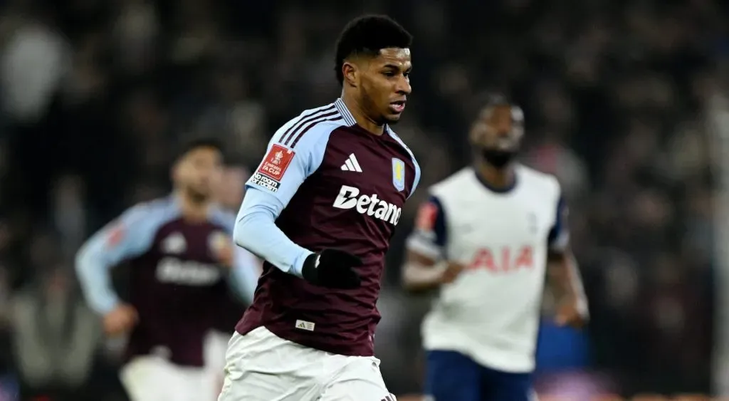 Rashford conduzindo a bola pelo Aston Villa (Clive Mason/Getty Images)