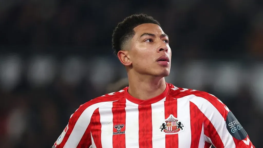 Jobe Bellingham, do Sunderland AFC, em ação durante a partida da Sky Bet Championship entre Derby County FC e Sunderland AFC no Pride Park, em 21 de janeiro de 2025, em Derby, Inglaterra. (Foto por Mark Thompson/Getty Images)