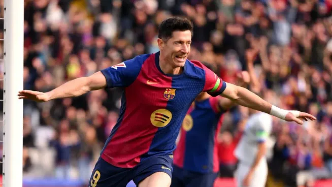 Robert Lewandowski, do FC Barcelona, celebra ao marcar o primeiro gol de sua equipe durante a partida da LaLiga entre FC Barcelona e Deportivo Alavés no Estadi Olímpic Lluís Companys em 2 de fevereiro de 2025, em Barcelona, Espanha. (Foto de David Ramos/Getty Images)