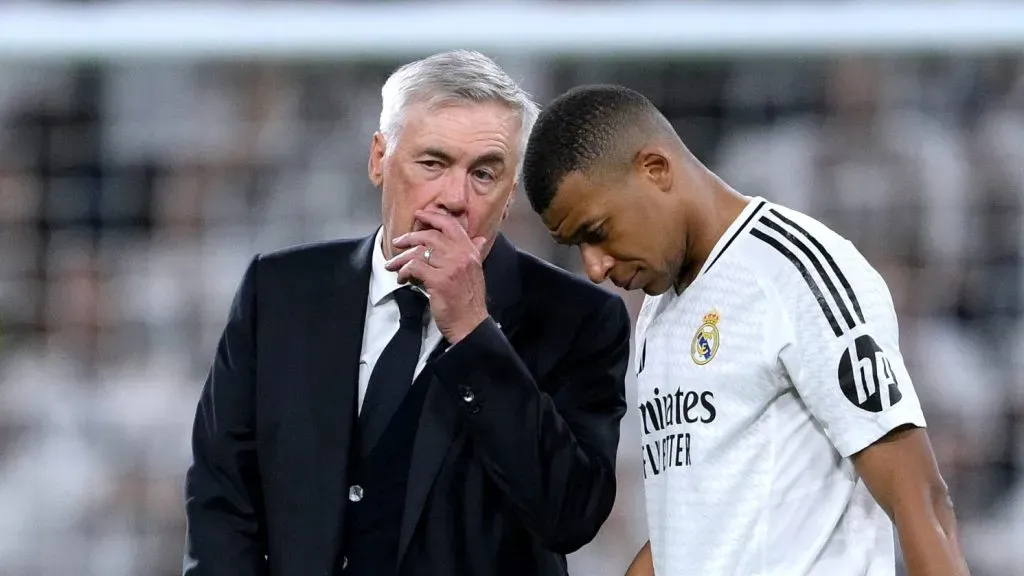 Ancelotti conversa com Mbappé dentro de campo. Foto: David Ramos/Getty Images