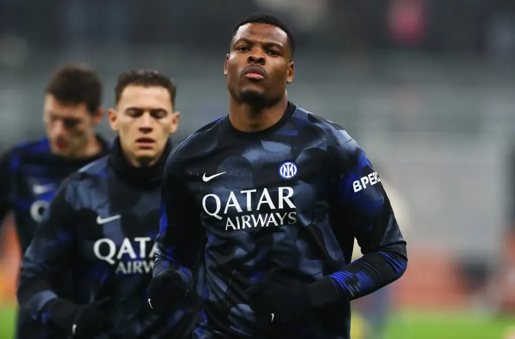 Denzel Dumfries, decamisa preta e azul, alvo do Chelsea; Foto: Marco Luzzani/Getty Images