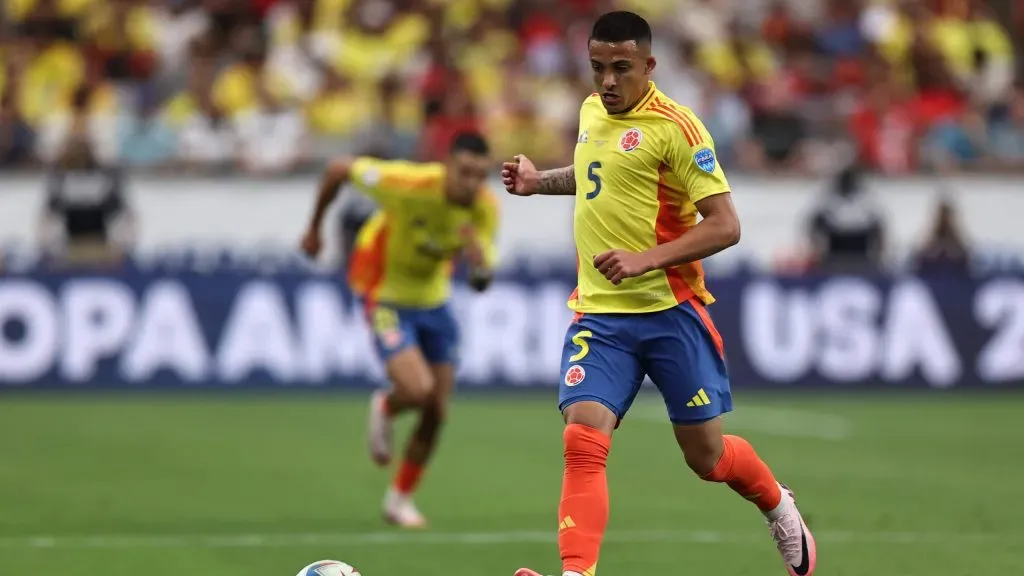 Kevin Castaño defendendo a seleção colombiana. Foto: Omar Vega/Getty Images