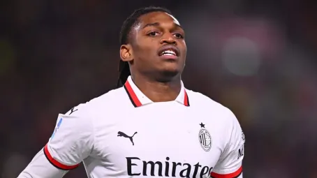Rafael Leão com a camisa do Milan. Foto: Alessandro Sabattini/Getty Images