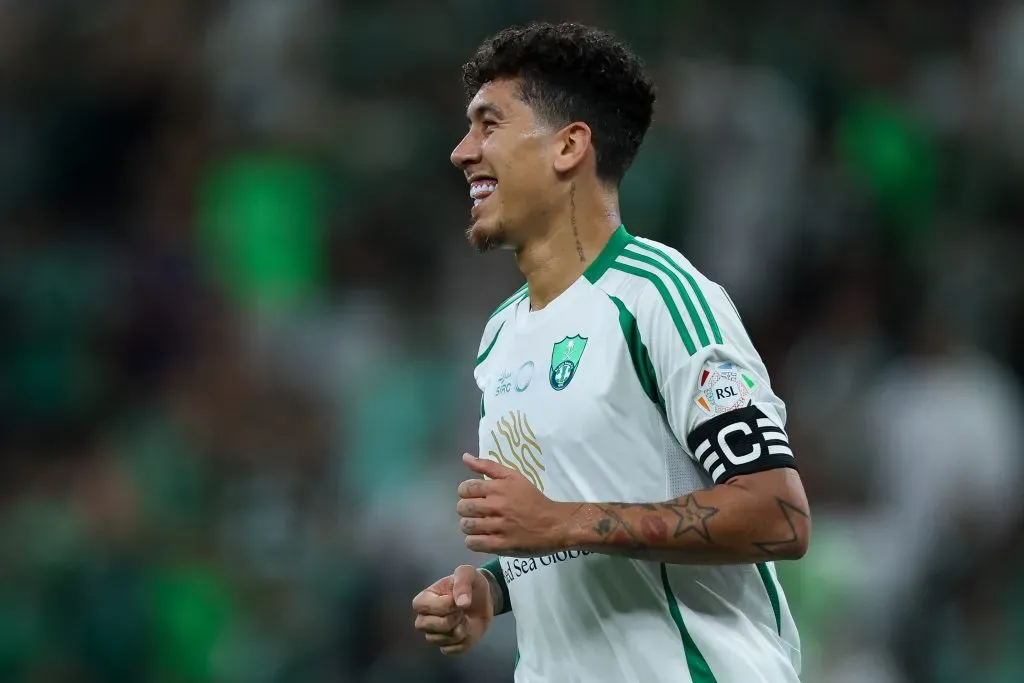 Firmino com a camisa do Al-Ahli (Photo by Yasser Bakhsh/Getty Images)
