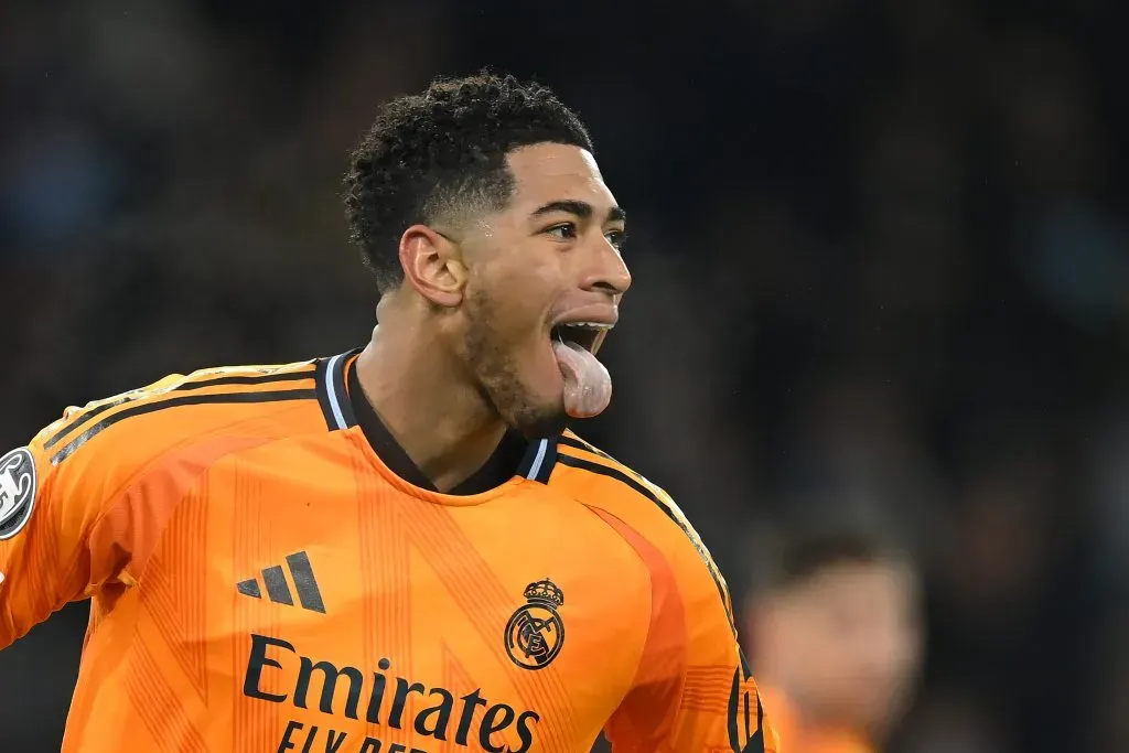 Bellingham com a língua para fora de camisa laranja pelo Real Madrid