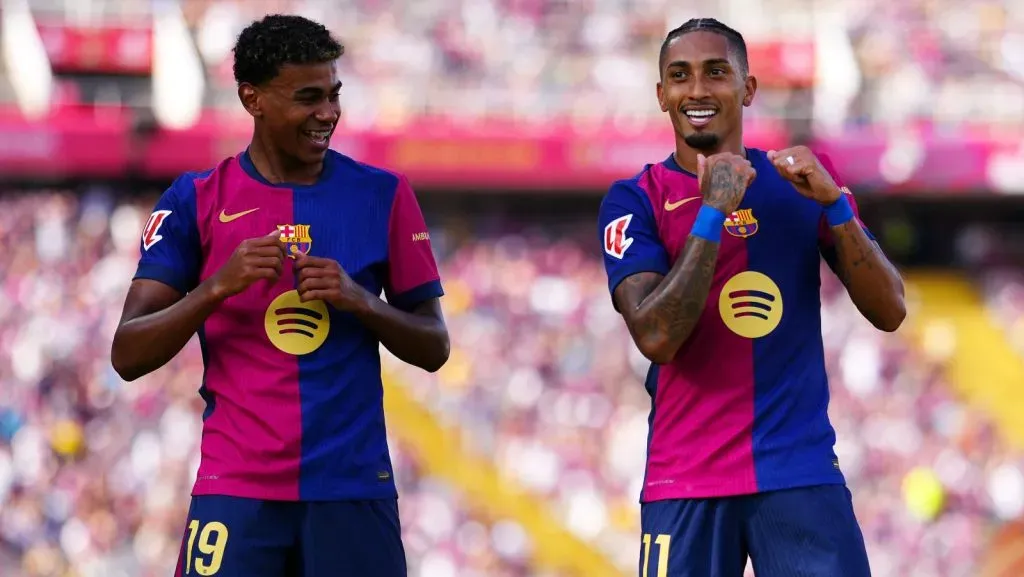Raphinha, do FC Barcelona, celebra o gol marcado pelo seu time com o companheiro de equipe Lamine Yamal durante a partida da La Liga entre FC Barcelona e Real Valladolid CF no Camp Nou em 31 de agosto de 2024, em Barcelona, Espanha. (Foto por Alex Caparros/Getty Images)
