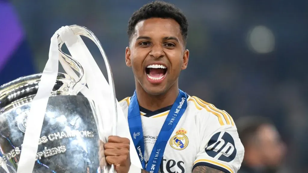 Rodrygo, com a taça na mão, pelo Real Madrid e alvo do Liverpool (Photo by Justin Setterfield/Getty Images)