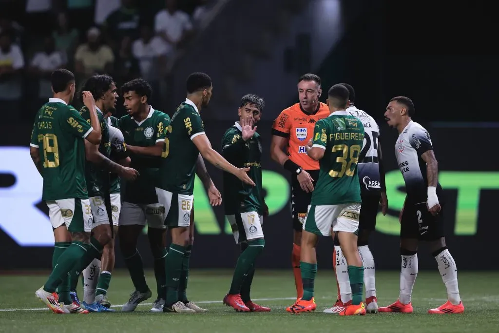 jogadores de Palmeiras e Corinthians, em campo. Foto: Ettore Chiereguini/AGIF