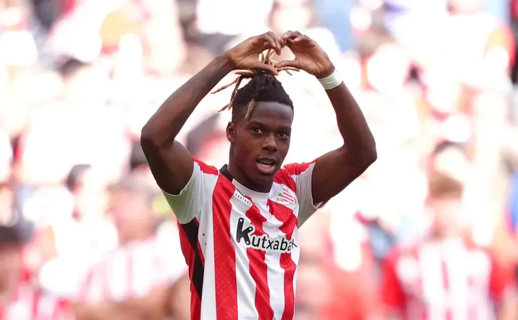 Nico Williams, alvo do Arsenal, em campo, com a camisa vermelha e branca, do Athletic Bilbao