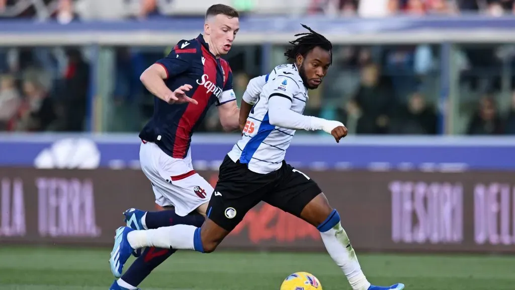 Lewis Ferguson e Lookman em jogo do Campeonato Italiano. Foto: Alessandro Sabattini/Getty Images