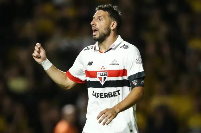 Calleri em duelo diante do Criciúma (Photo by Pedro H. Tesch/Getty Images)