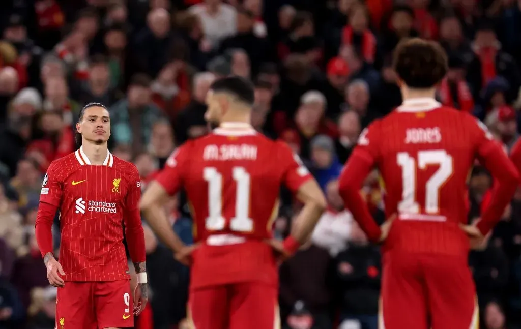 Jogadores do Lverpool, em campo, de camisa vermelha, foto: julian finney/getty images