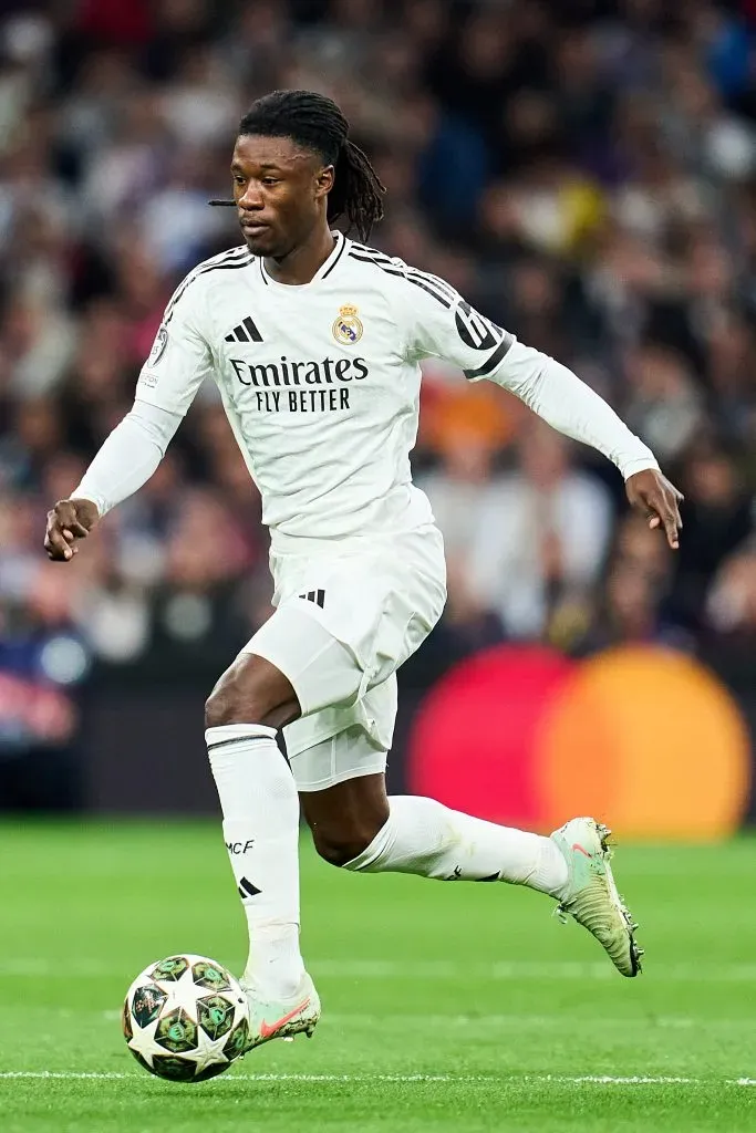 Camavinga, meio-campista do Real Madrid, de camisa branca (Photo by Aitor Alcalde/Getty Images)