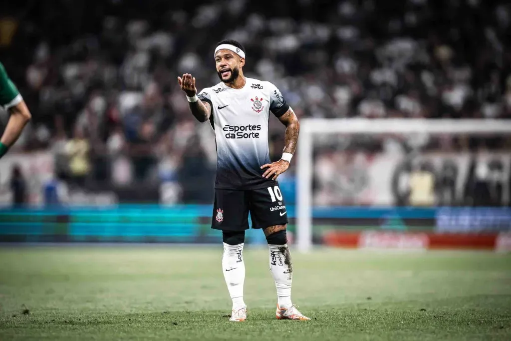 Memphis Depay estará em campo nesta quarta (12). Foto: Leonardo Lima/AGIF