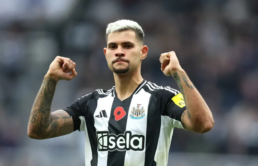 Bruno Guimarães, em campo, de camisa preta e branca, alvo do Arsenal (Photo by George Wood/Getty Images)