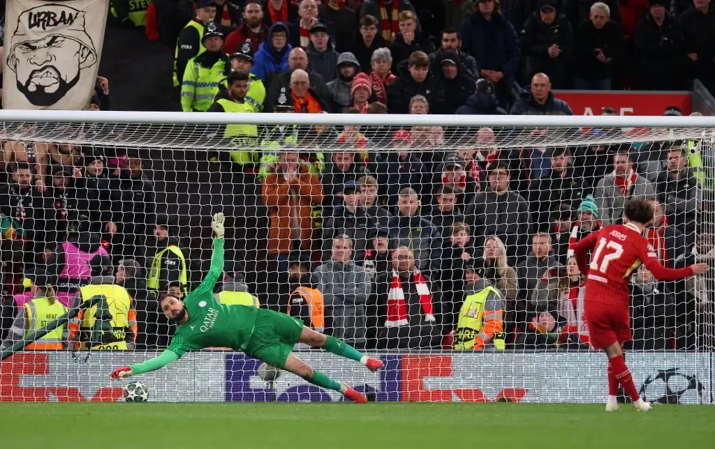 Donnarumma indo buscar a cobrança de Curits Jones (Julian Finney/Getty Images)