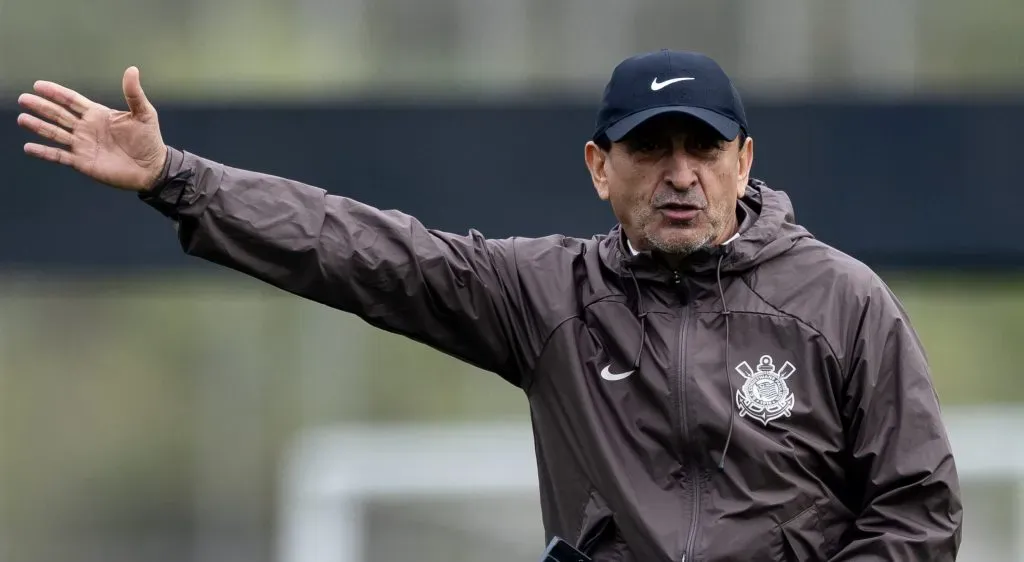 Técnico do Corinthians, Ramón Díaz pode ter até 5 nomes no elenco principal. Foto: Rodrigo Coca/Agência Corinthians