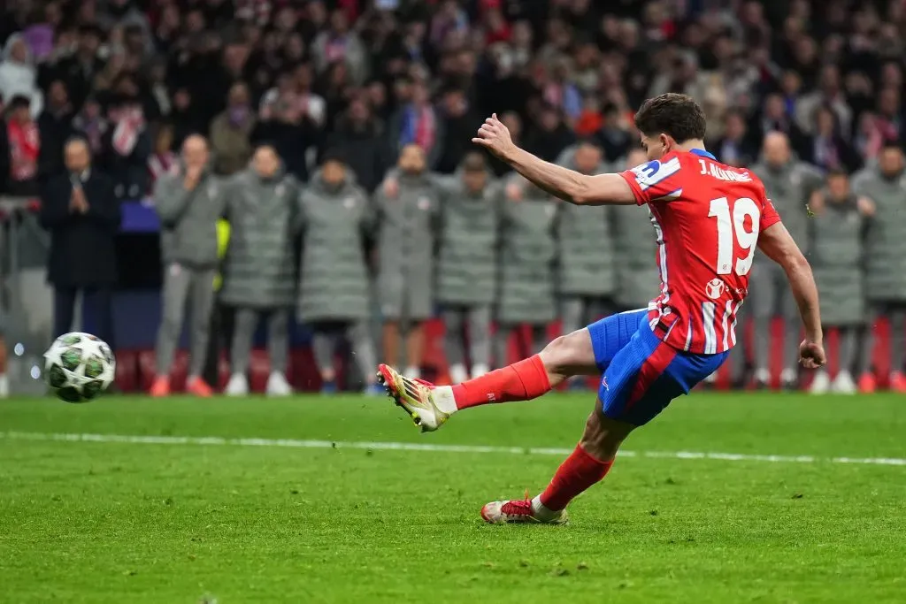 Julián Álvarez no momento da cobrança de pênalti anulada pelo VAR (Angel Martinez/Getty Images)